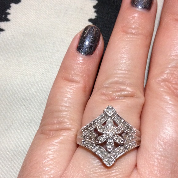 10k white gold w diamonds