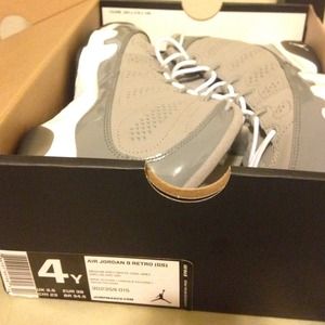 Cool grey 9s size 4y