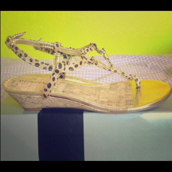 Nwot merona thong sandal gold /animal print/cork