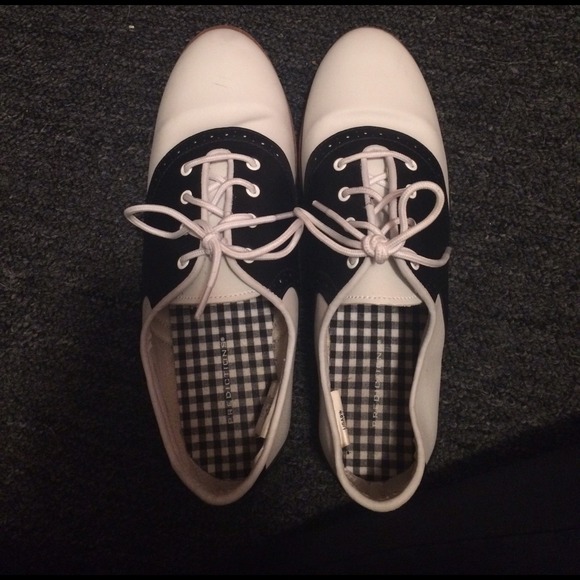 Oxford Style Shoes Size 9 1/2