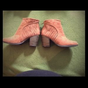 Tan/brown suede boots