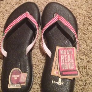 NWT Red/white striped Sanuk flip flops. Size 8.