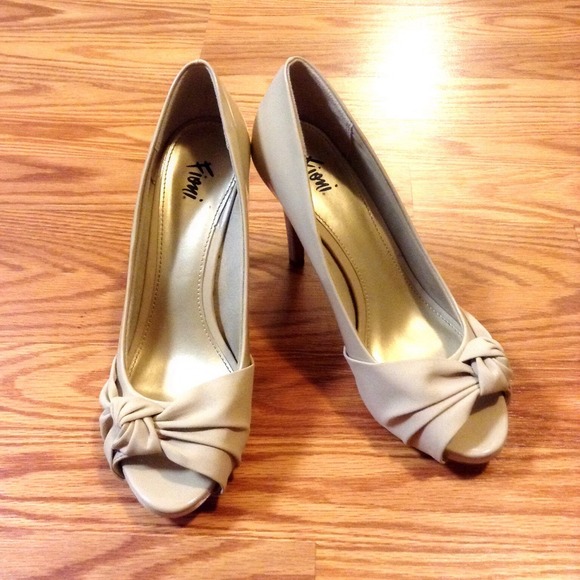 Gorgeous nude bow heels / pumps