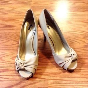 Gorgeous nude bow heels / pumps