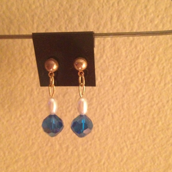 Faux pearl and blue crystal earrings - Picture 1 of 1