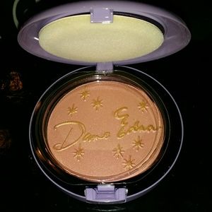 MAC highlight powder