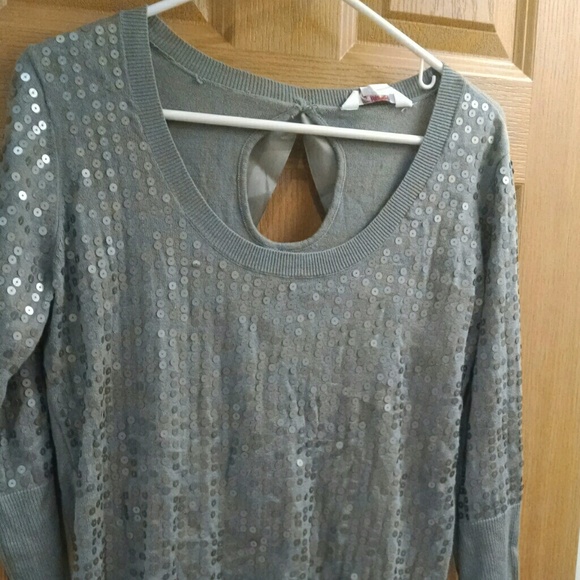 Fun silver 3/4 sleeve top w sequins