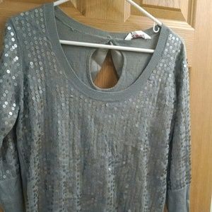 Fun silver 3/4 sleeve top w sequins