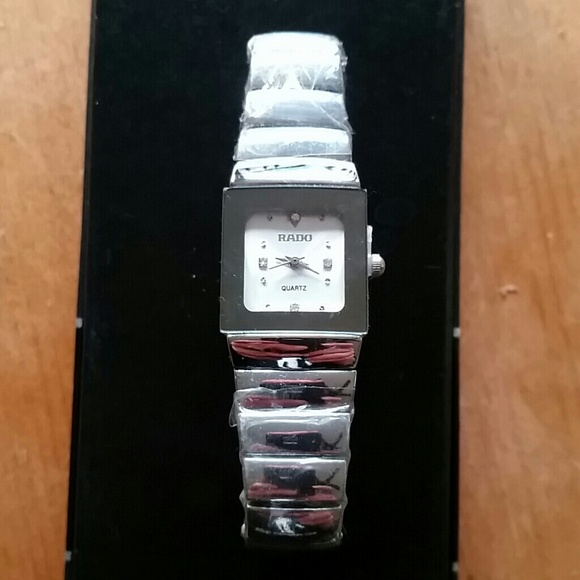 Silver quartz watch with Diamond chips face