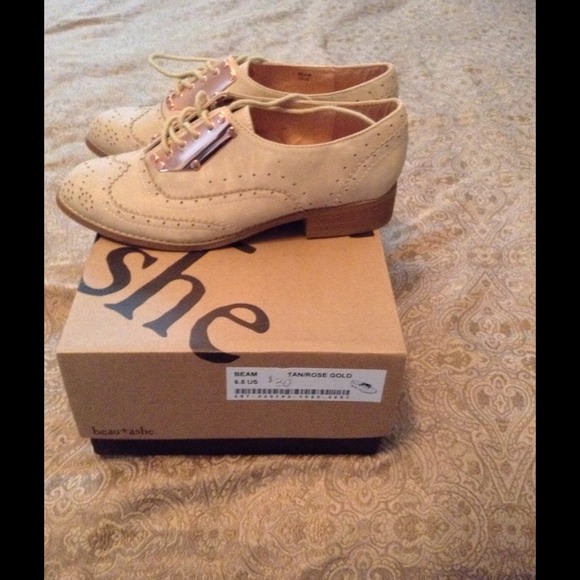 Stylish Tan oxfords with rose gold accent no trade - Picture 2 of 2