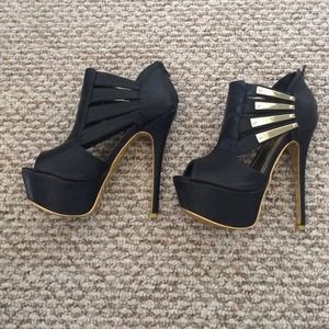Super sexy black and gold high heels!