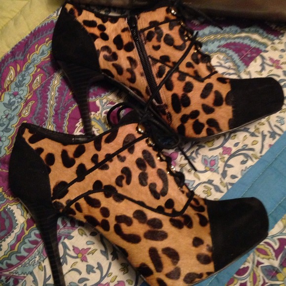 Fergie brand heeled boots - Picture 3 of 4