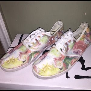 Super cute floral tennis shoes 😍