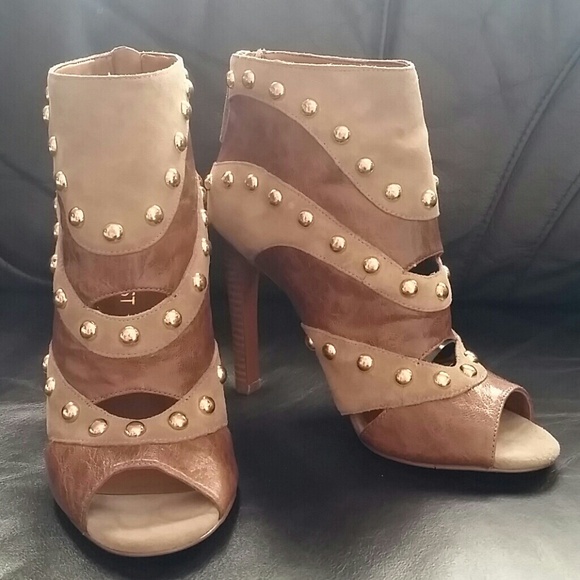 NWB Nine West brown/taupe booties with gold studs