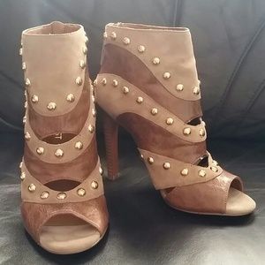 NWB Nine West brown/taupe booties with gold studs