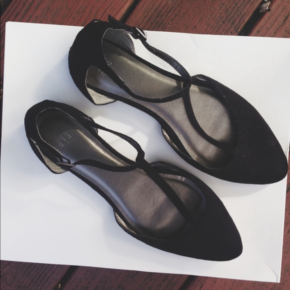 Pointed-toe black flats