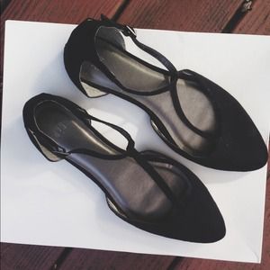 Pointed-toe black flats