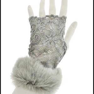 So chic! Lace and faux fur gloves