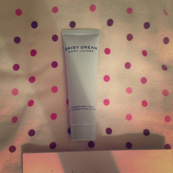 Marc Jacobs Daisy Dream Luminous Body Lotion 1 oz
