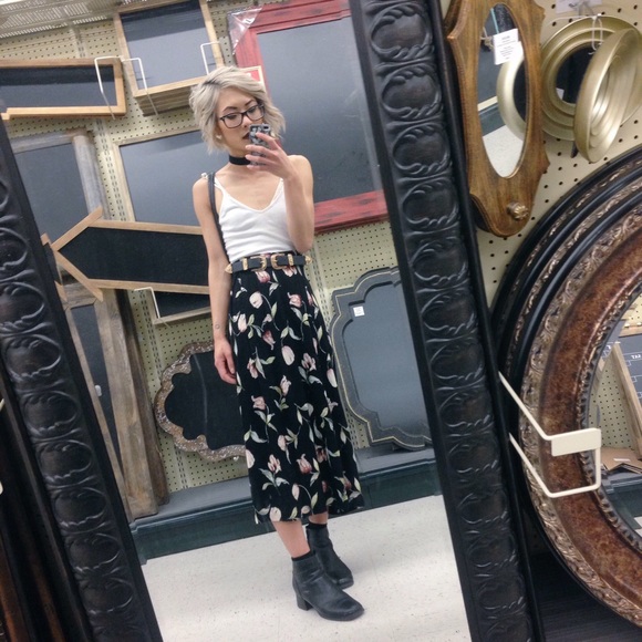 โผ๏ธ MEET YOUR SELLER โผ๏ธ - Picture 3 of 4