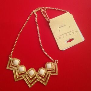 White and gold fashion necklace