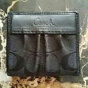 Small coach wallet used 2 or 3xs, the lighting
