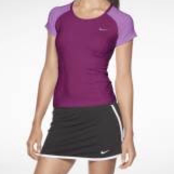 THE NIKE NEW BORDER T-SHIRT: Dri-fit tennis top.