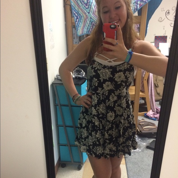 Brandy Melville Dresses & Skirts - Brandy Melville Flower Print Jada Dress