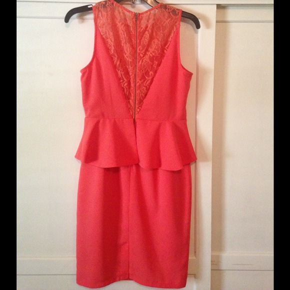 Lace plunge neck peplum dress - Picture 2 of 2