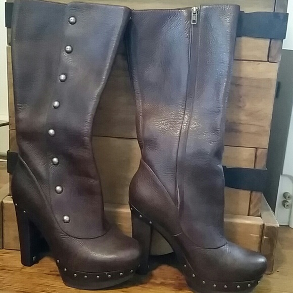 NWOT..Leather Ugg chocolate brown boots..size 9