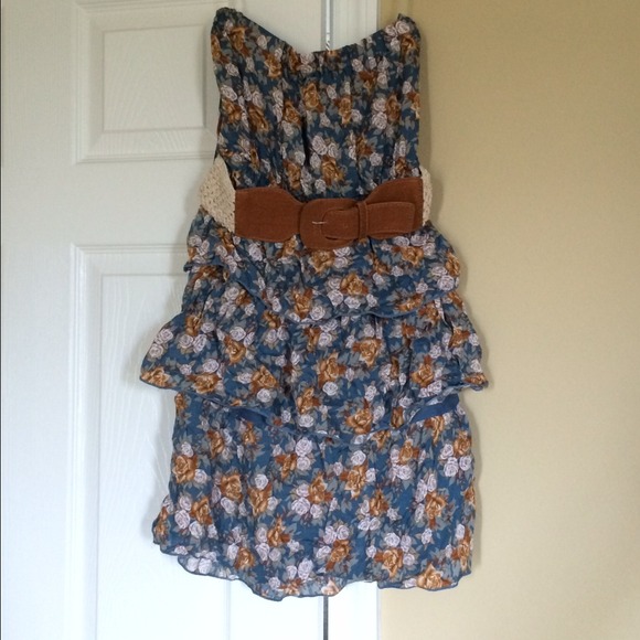 Layered floral print strapless dress with belt!