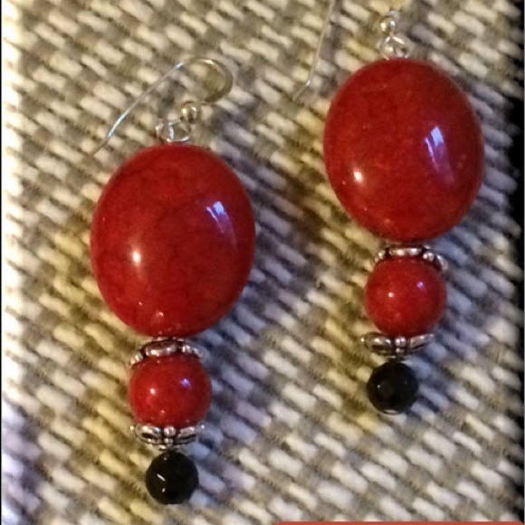 Handmade bead jewelry necklace and earring set - Picture 3 of 3
