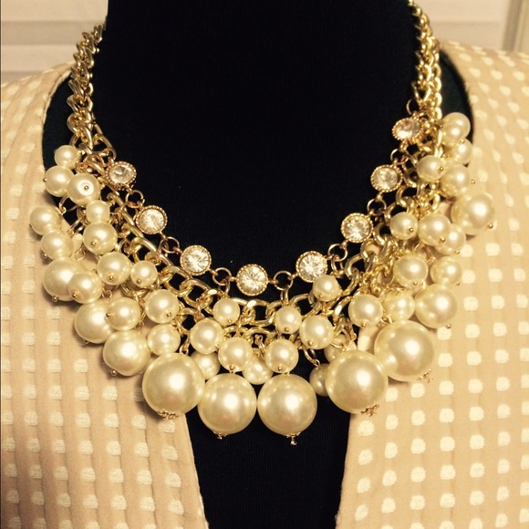 Jewelry - ✨BLACK FRIDAY SALE✨ Pearl & Crystal Necklace