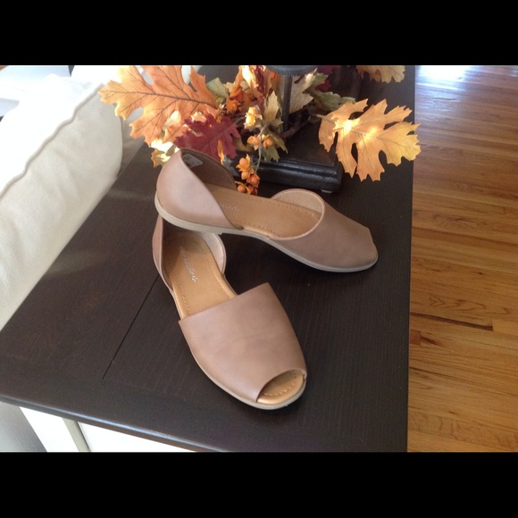 Tan flat shoe