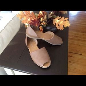 Tan flat shoe