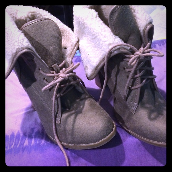 Gray booties 👢🎀