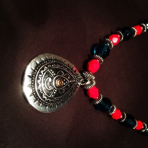 Handmade bead necklace with earrings - Picture 2 of 2