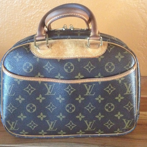 100% Louis Vuitton