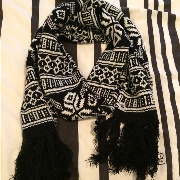 Black and white winter scarf