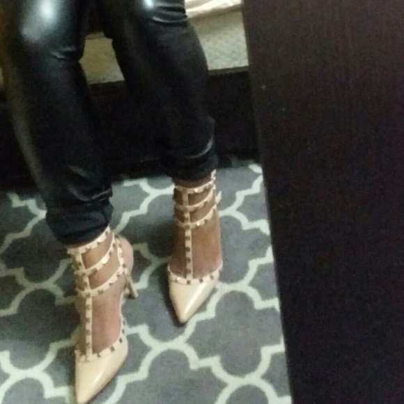 JUST SHARING VALENTINO ROCKSTUD HEELS new with box - Picture 1 of 2
