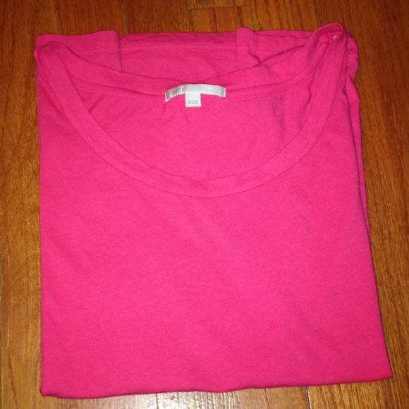 Hot Pink Scoop neck Gap shirt.