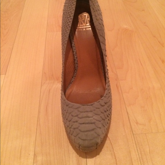 *SOLD*Pour La Victoire Grey embossed pumps - Picture 3 of 4
