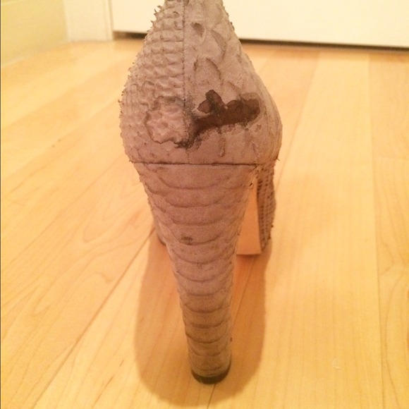 *SOLD*Pour La Victoire Grey embossed pumps - Picture 4 of 4