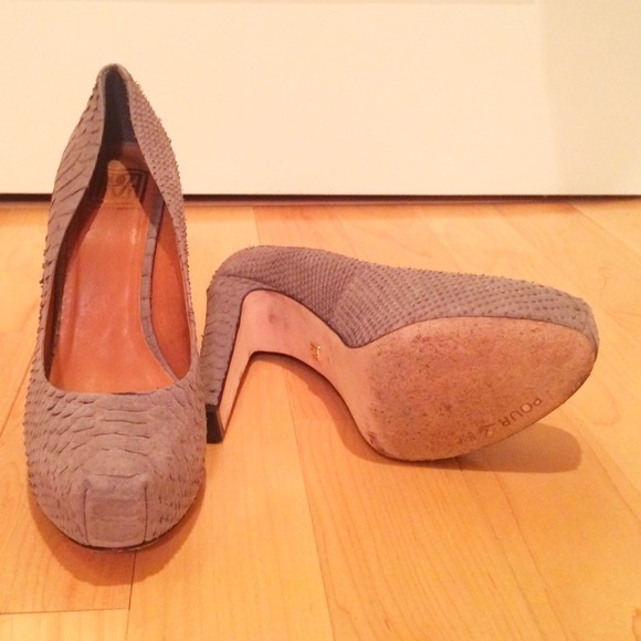 *SOLD*Pour La Victoire Grey embossed pumps - Picture 2 of 4