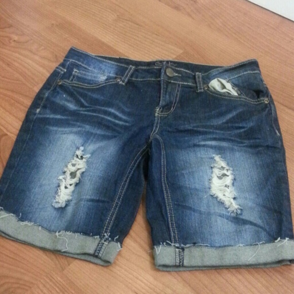 Distress short - Picture 2 of 3