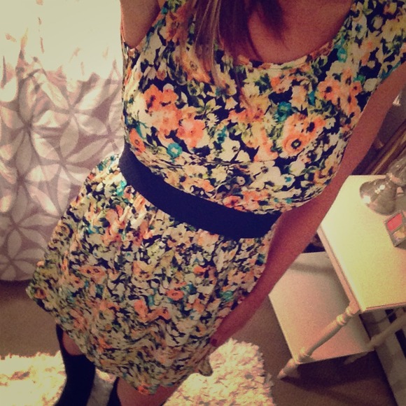 Dresses & Skirts - Multicolor Floral Dress Size S