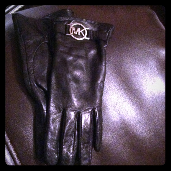 Michael Kors (MK) leather gloves 🎀❄️