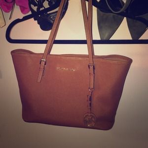 MK JET SET TRAVEL SAFFIANO LEATHER SMALL TOTE