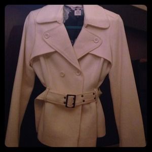 Creme color, Short trench style coat. Size:M