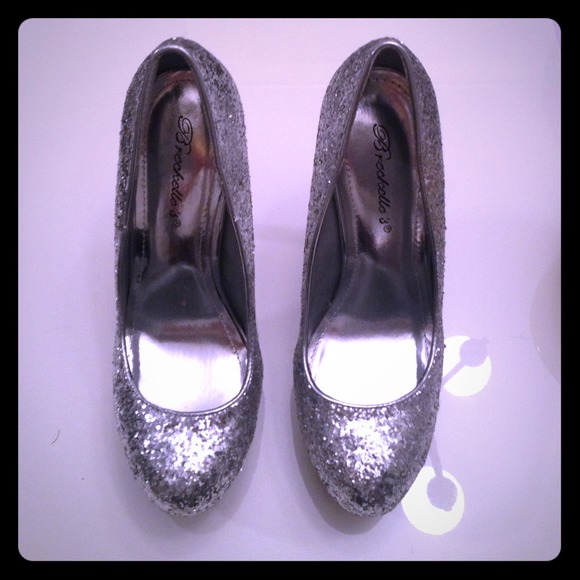 Breckelles size 8 glitter pumps